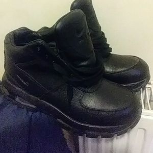 Selling a fresh pair of nike boots.